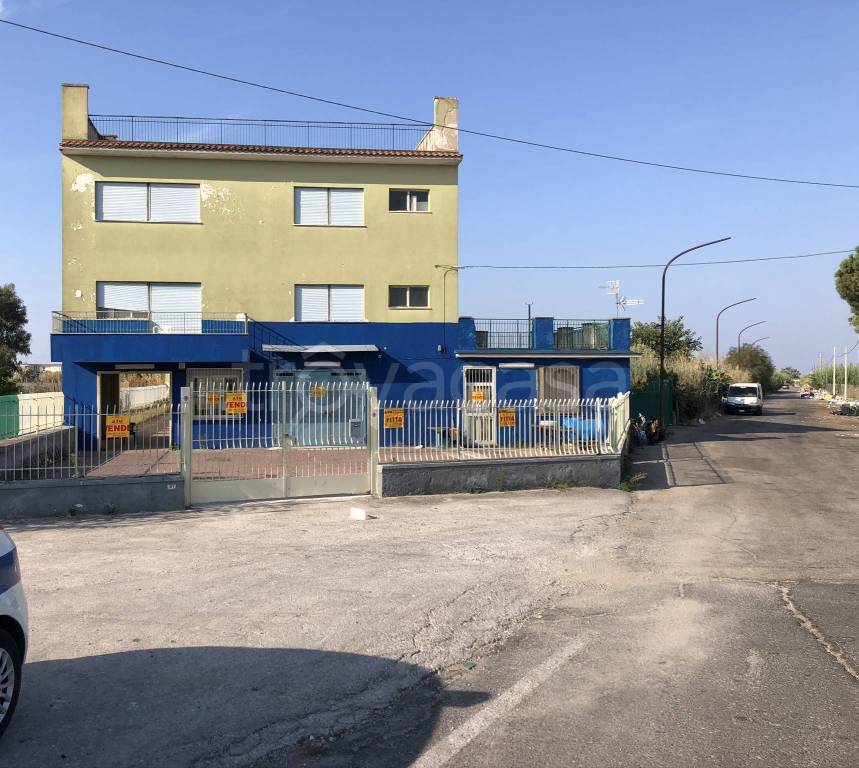 locale commerciale in vendita a Mondragone