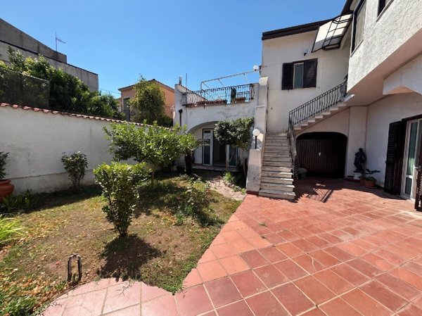 casa indipendente in vendita a Mondragone