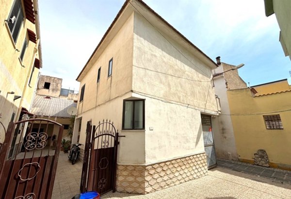 casa indipendente in vendita a Mondragone