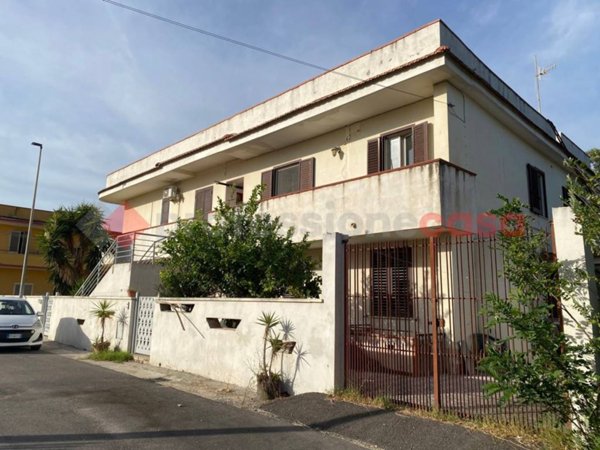 casa indipendente in vendita a Mondragone
