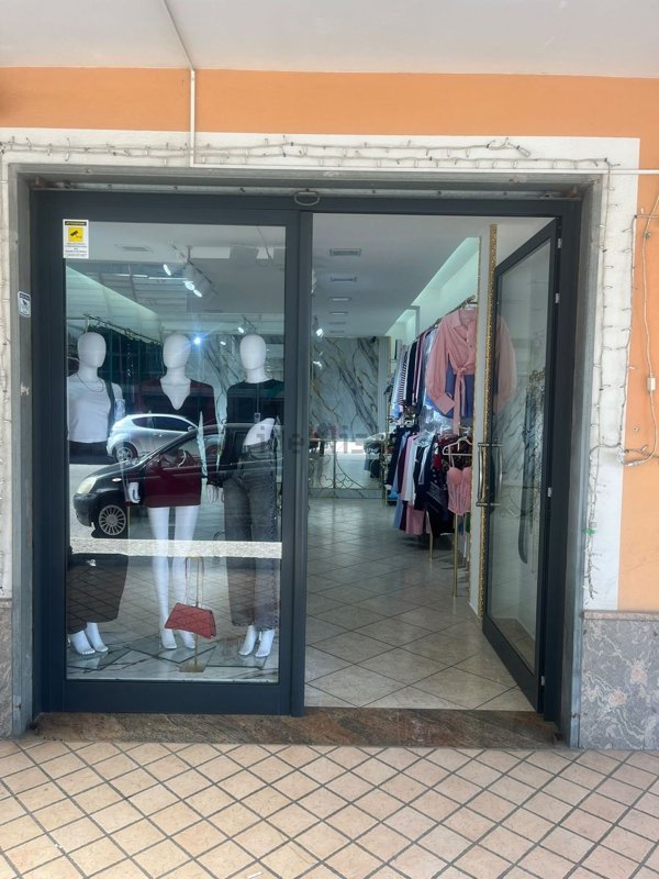 locale commerciale in vendita a Mondragone