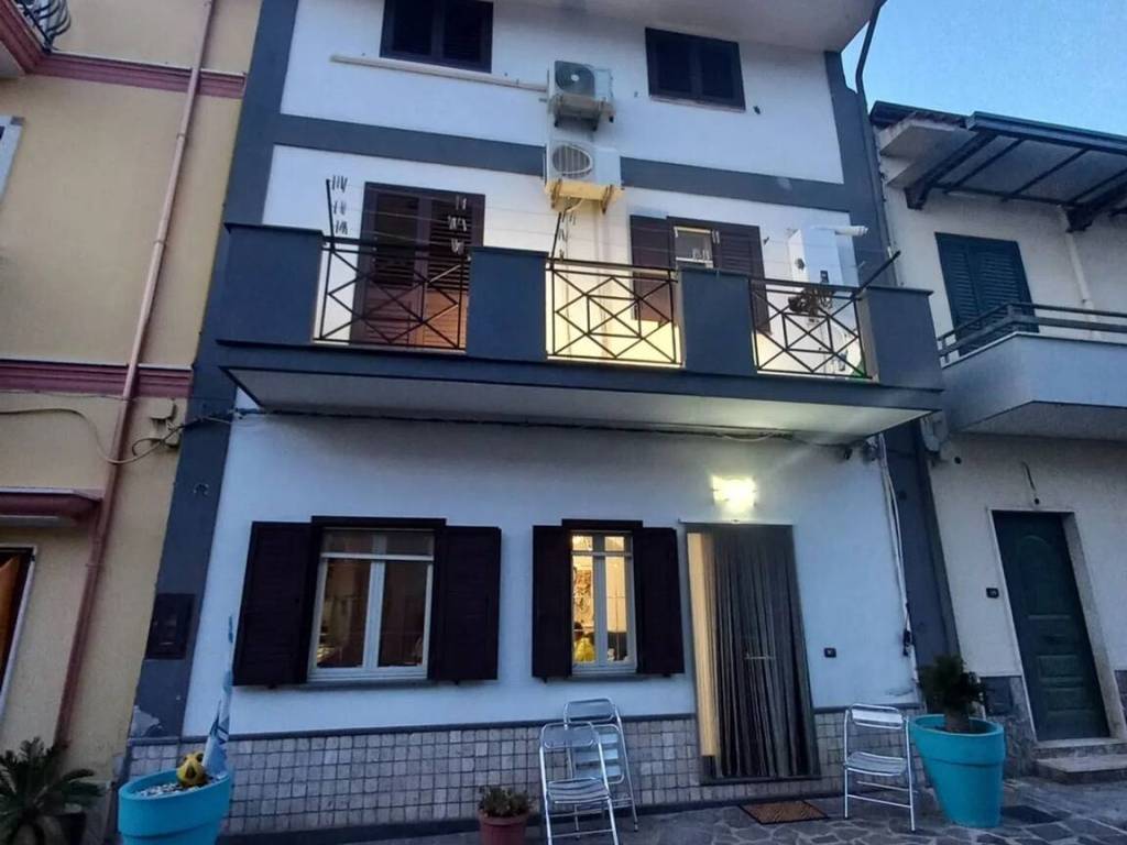 casa indipendente in vendita a Mondragone