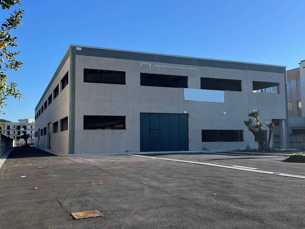 locale commerciale in vendita ad Orta di Atella