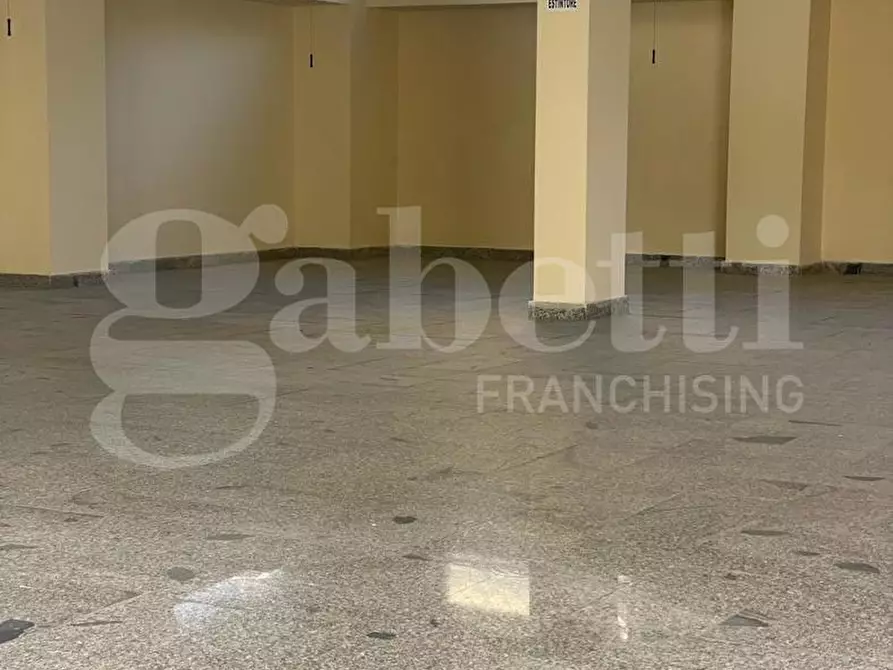 locale commerciale in vendita ad Orta di Atella