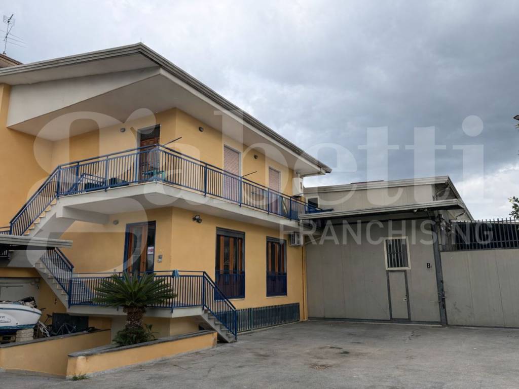 locale commerciale in vendita ad Orta di Atella