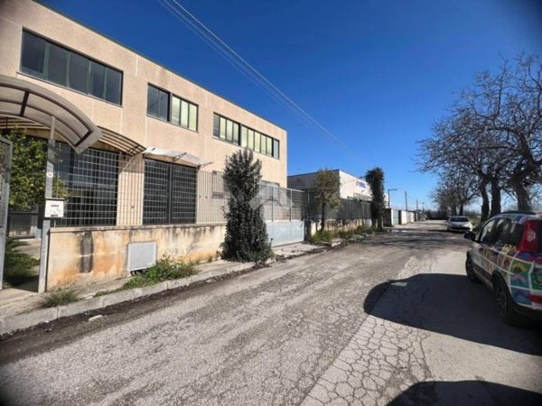 locale commerciale in vendita ad Orta di Atella