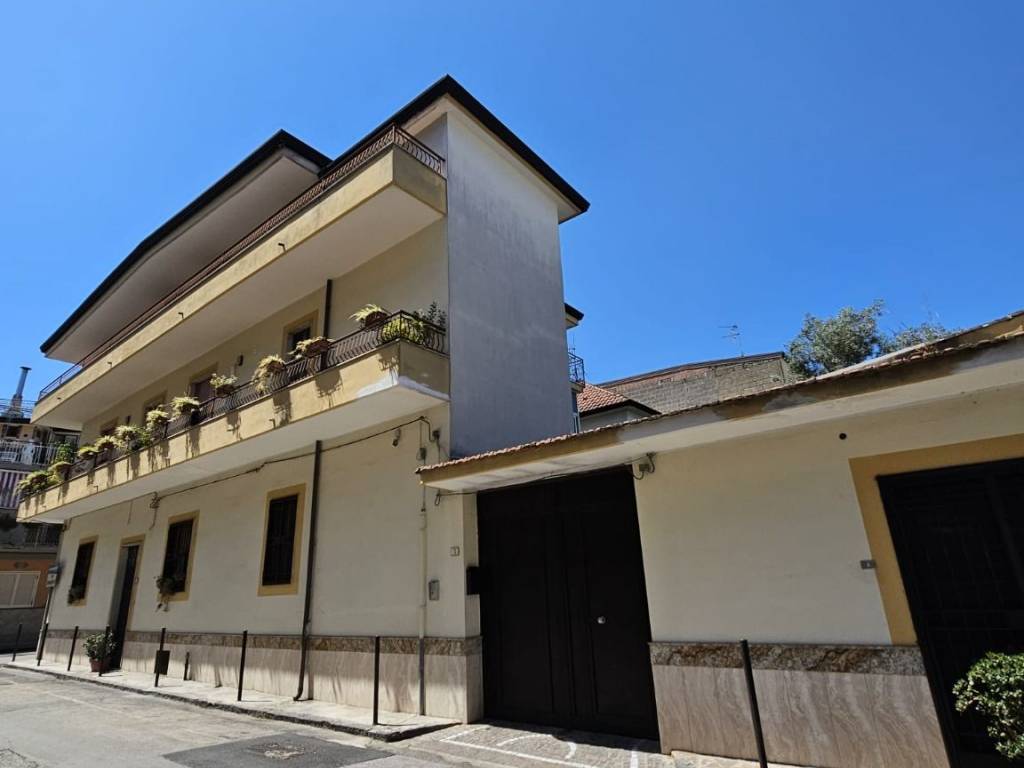 intera palazzina in vendita ad Orta di Atella