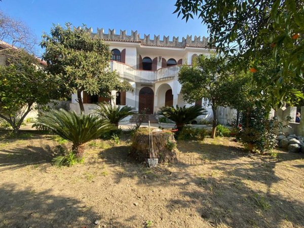 casa indipendente in vendita a Parete