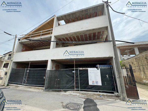 casa indipendente in vendita a Parete