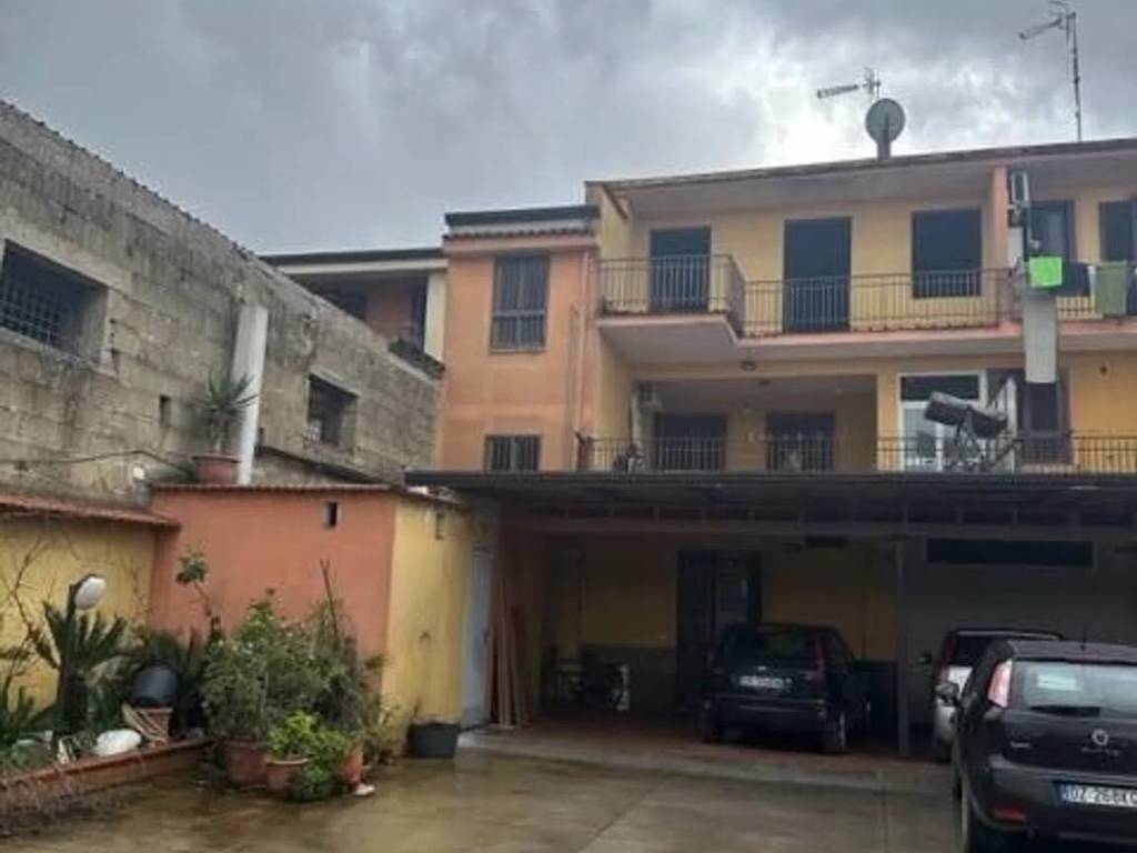 intera palazzina in vendita a Parete