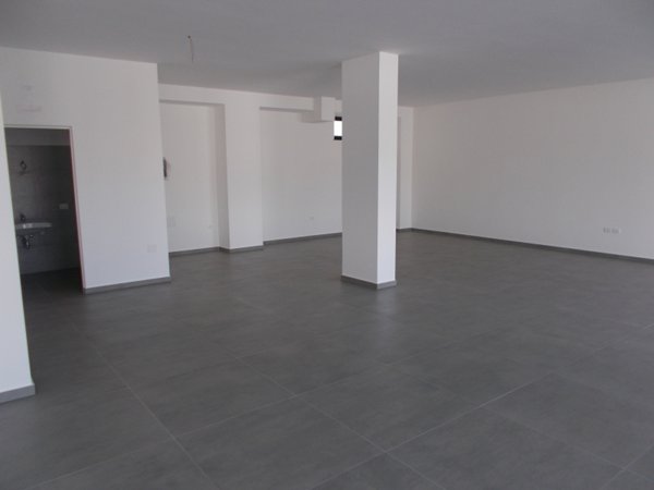 locale commerciale in vendita a Parete