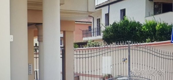 locale commerciale in vendita a Parete