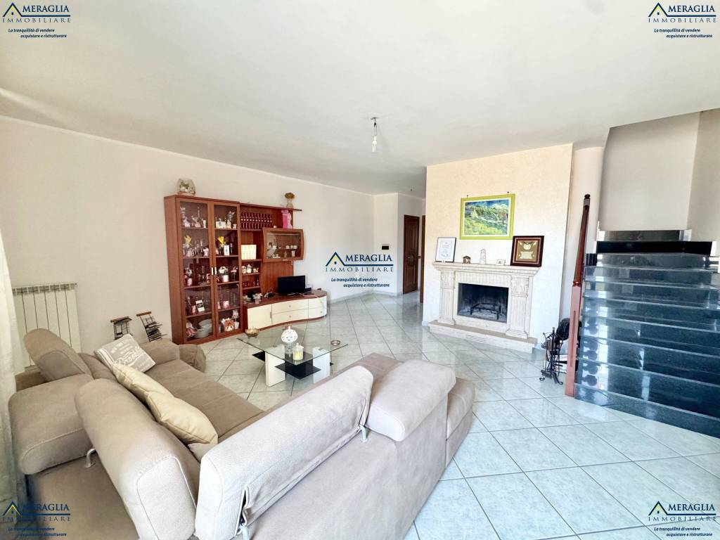 casa indipendente in vendita a Parete