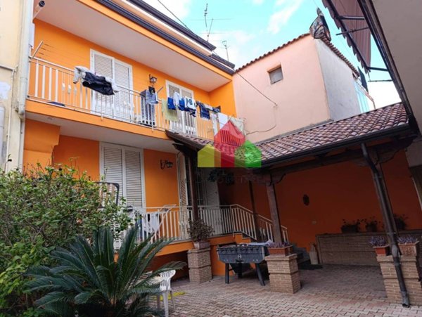 casa indipendente in vendita a Parete