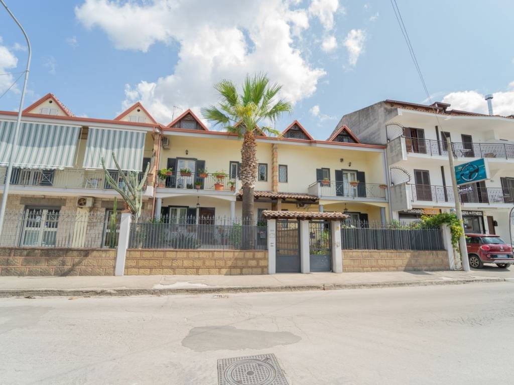 casa indipendente in vendita a Parete
