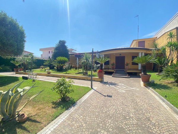 casa indipendente in vendita a Parete