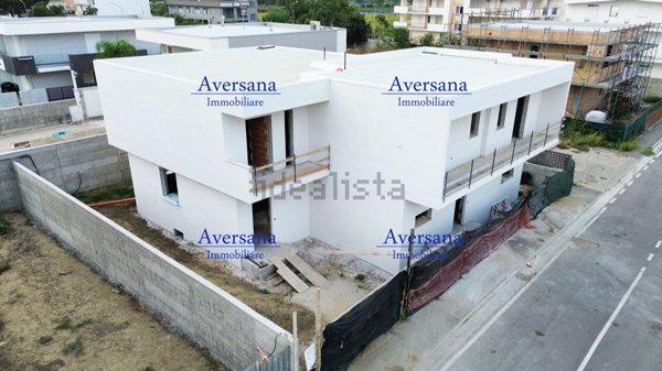casa indipendente in vendita a Parete