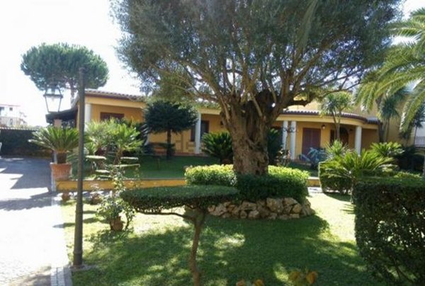 casa indipendente in vendita a Parete
