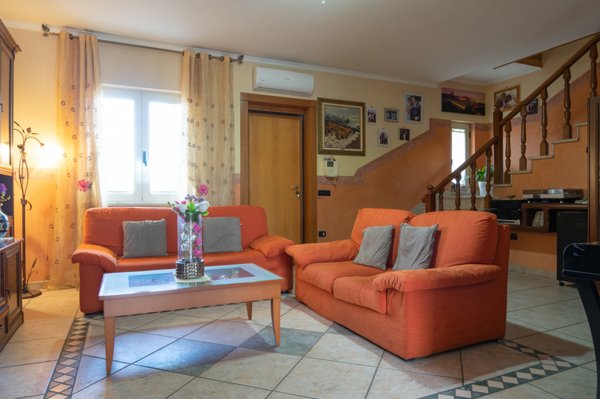 casa indipendente in vendita a Parete