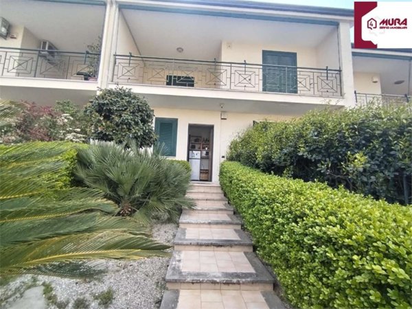 casa indipendente in vendita a Parete
