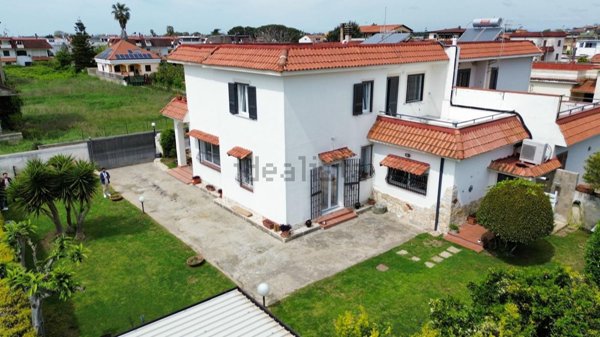 casa indipendente in vendita a Parete