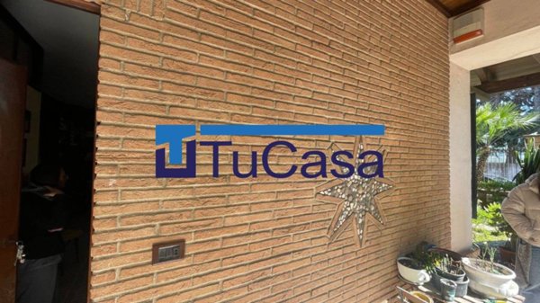 casa indipendente in vendita a Parete