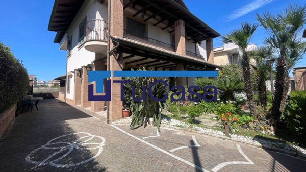 casa indipendente in vendita a Parete