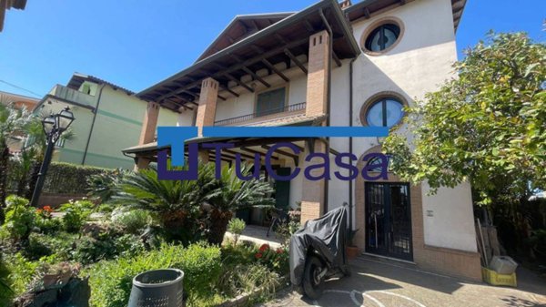 casa indipendente in vendita a Parete