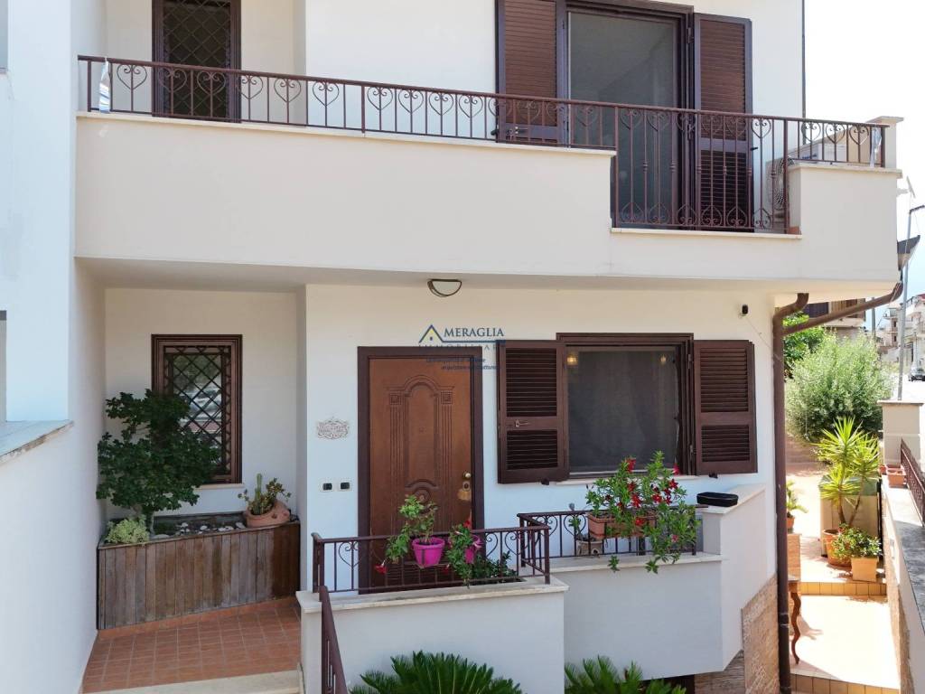 casa indipendente in vendita a Parete