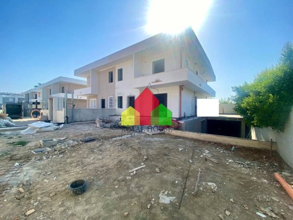 casa indipendente in vendita a Parete
