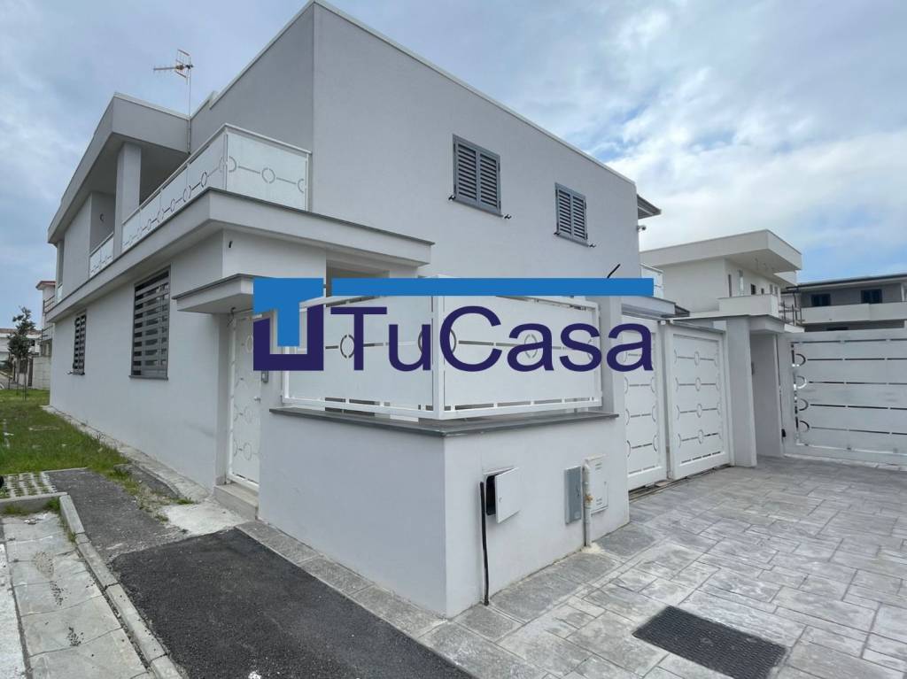 casa indipendente in vendita a Parete