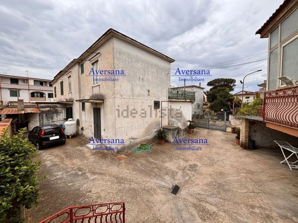 casa indipendente in vendita a Parete
