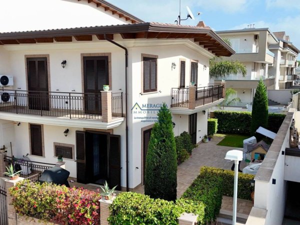 casa indipendente in vendita a Parete