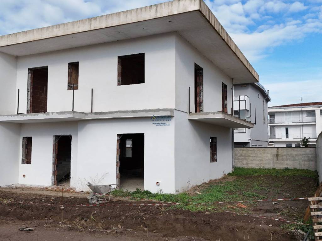 casa indipendente in vendita a Parete