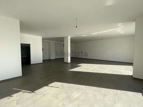 locale commerciale in vendita a Parete