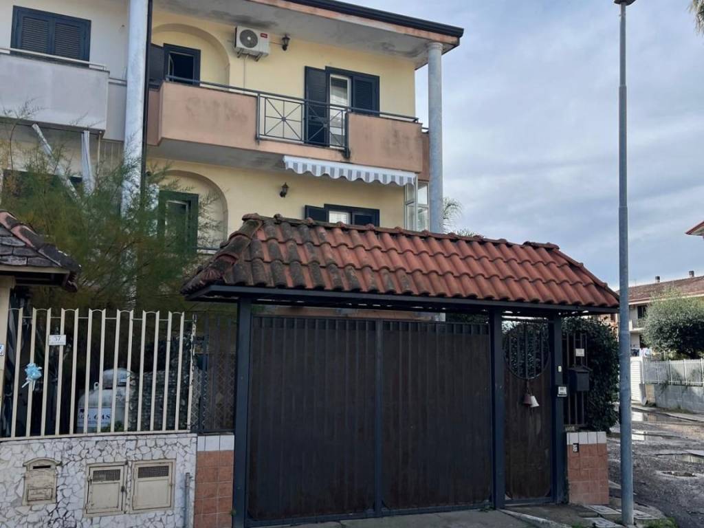 casa indipendente in vendita a Parete