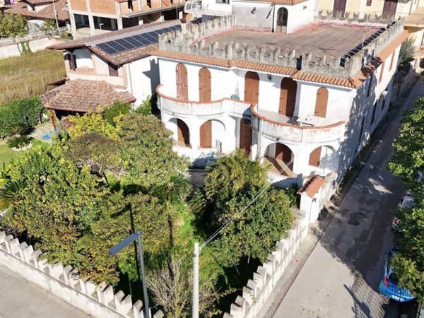 casa indipendente in vendita a Parete