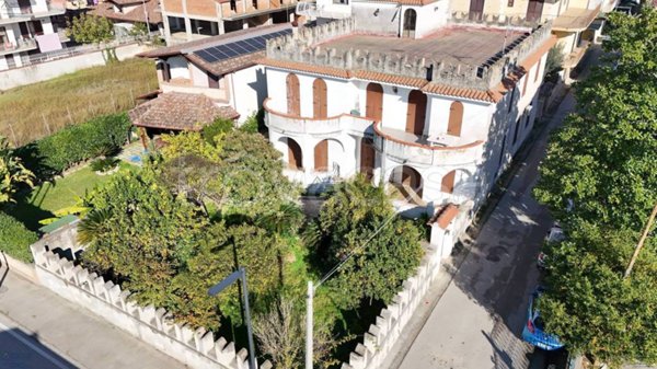 casa indipendente in vendita a Parete