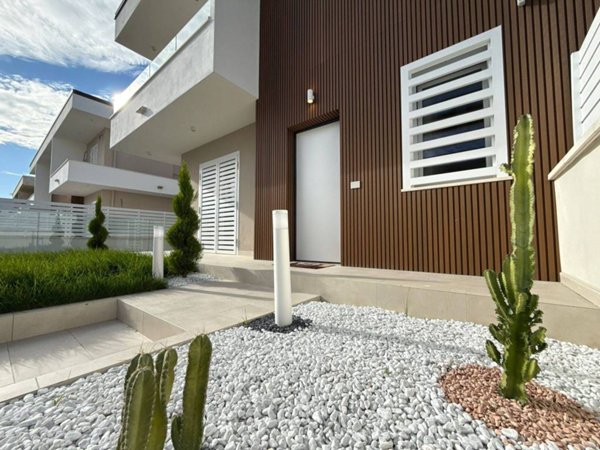 casa indipendente in vendita a Parete