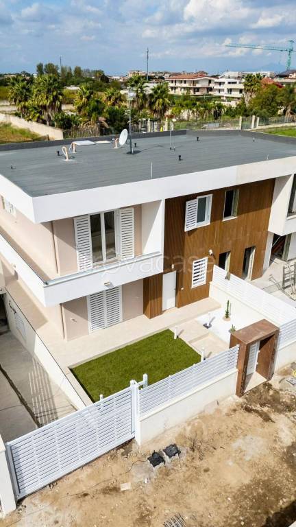 casa indipendente in vendita a Parete