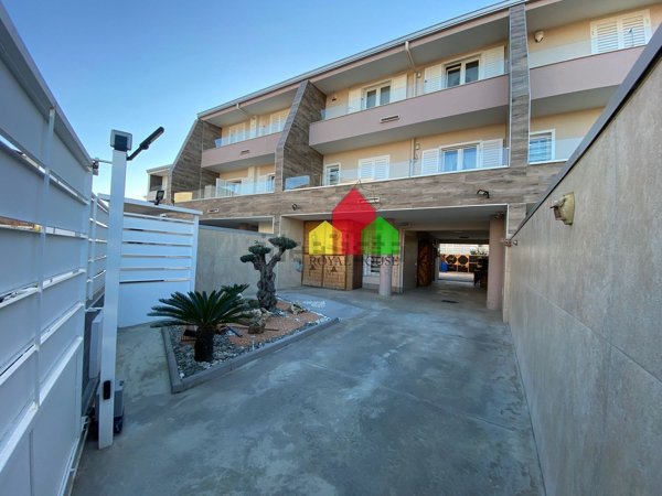 casa indipendente in vendita a Parete