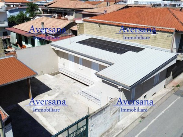 casa indipendente in vendita a Parete