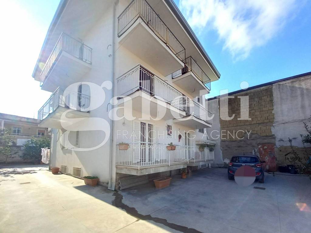 casa indipendente in vendita a Parete