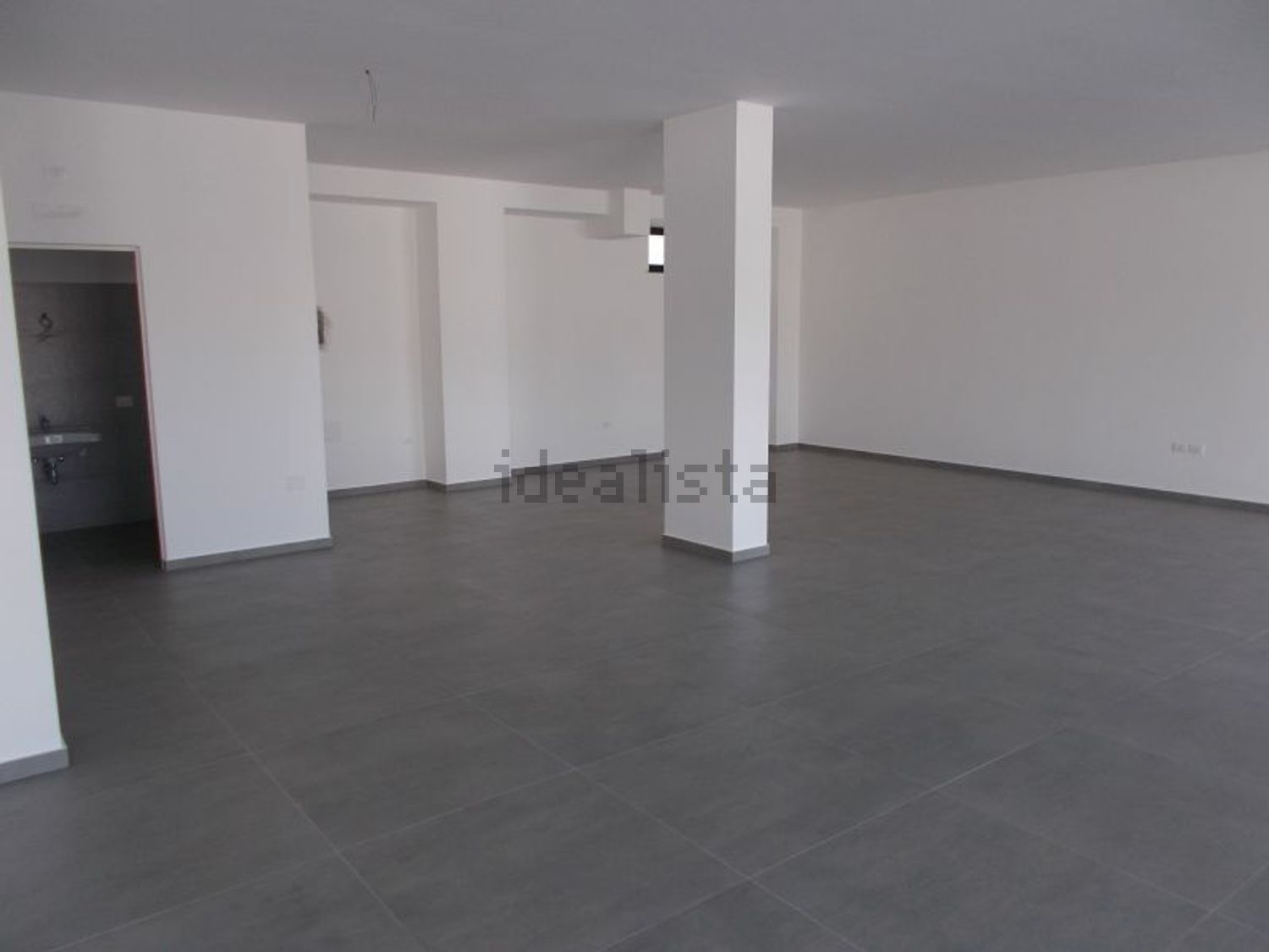 locale commerciale in vendita a Parete