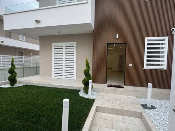 casa indipendente in vendita a Parete