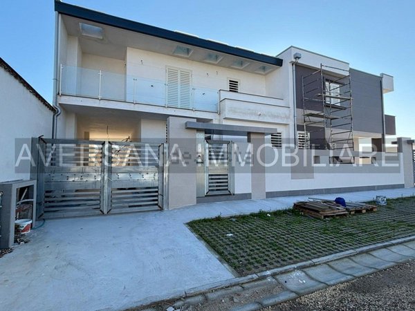 casa indipendente in vendita a Parete