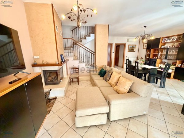 casa indipendente in vendita a Parete