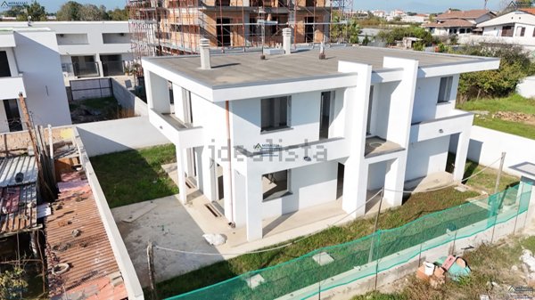 casa indipendente in vendita a Parete