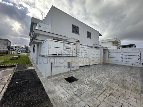 casa indipendente in vendita a Parete