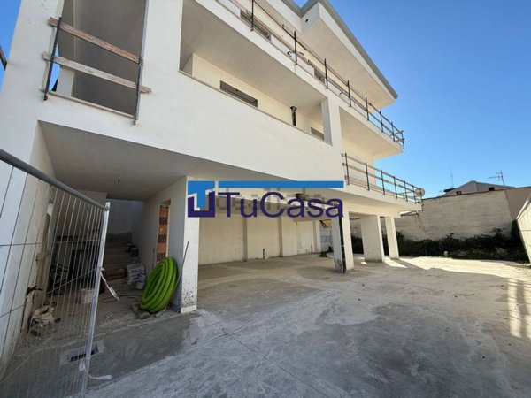 casa indipendente in vendita a Parete